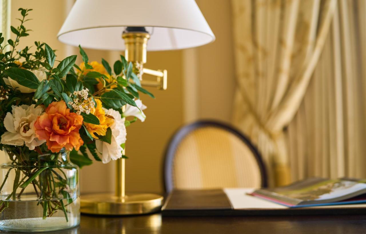 Castlemartyr Resort Hotel Eksteriør bilde A table lamp