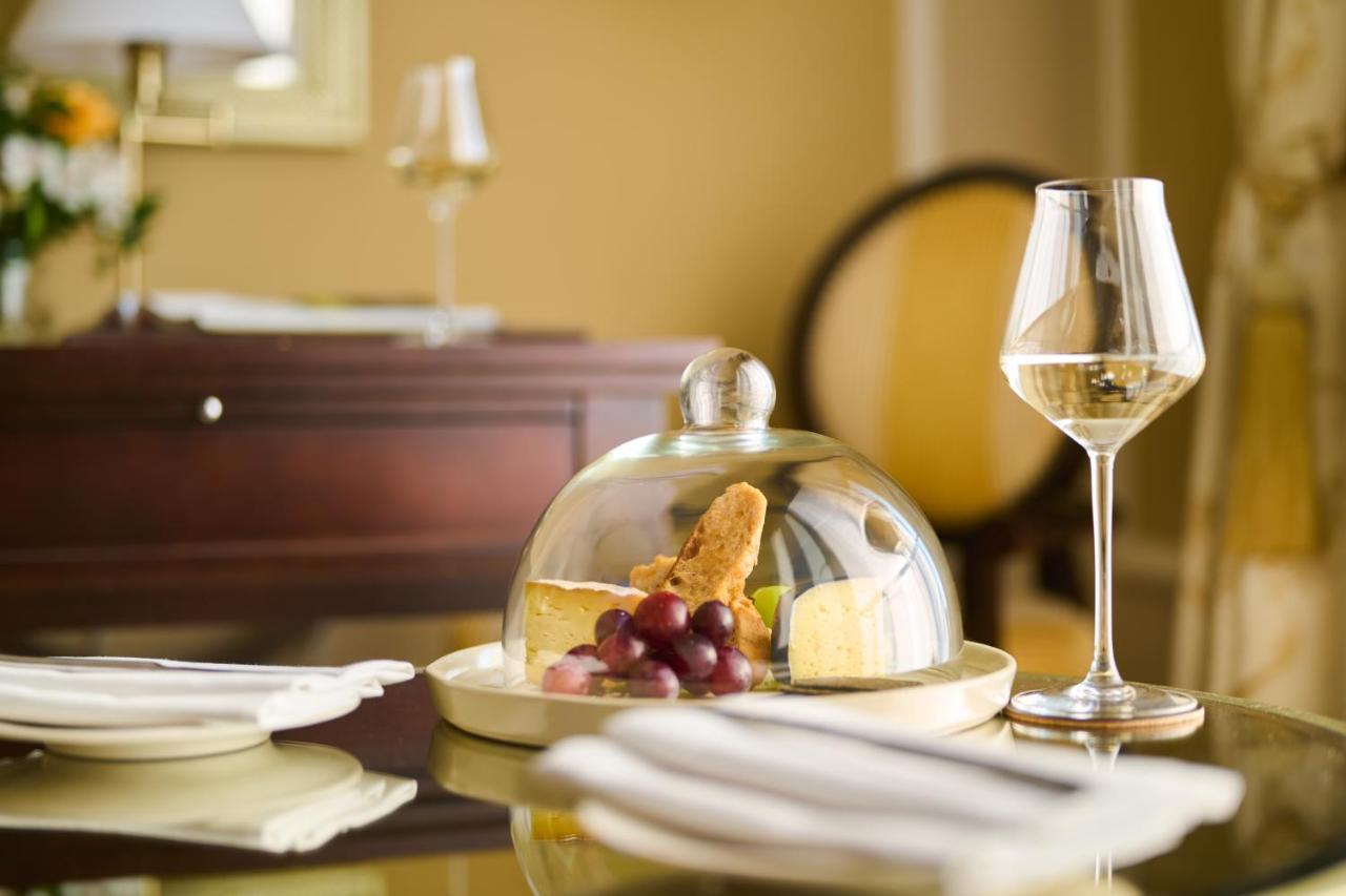 Castlemartyr Resort Hotel Eksteriør bilde A wine glass