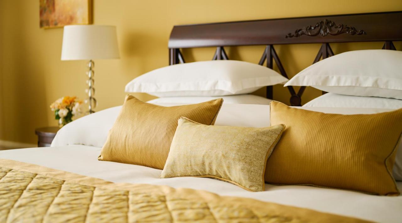 Castlemartyr Resort Hotel Eksteriør bilde A bed with cushions