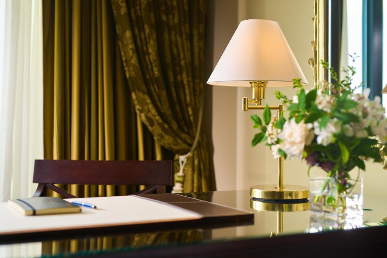 Castlemartyr Resort Hotel Eksteriør bilde A table lamp