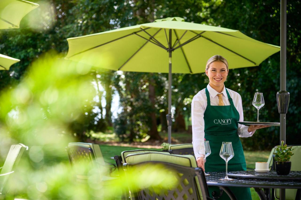 Castlemartyr Resort Hotel Eksteriør bilde A waitress at work