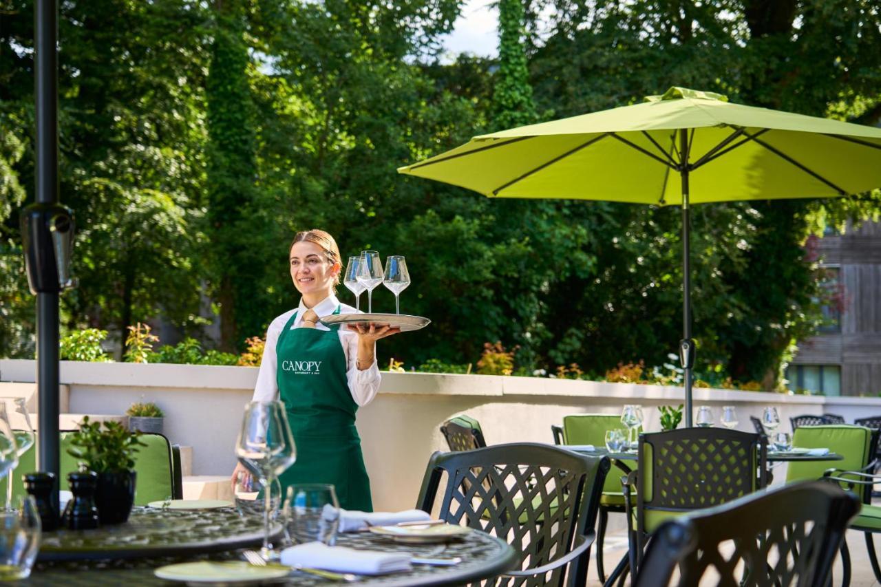 Castlemartyr Resort Hotel Eksteriør bilde A waitress at the hotel