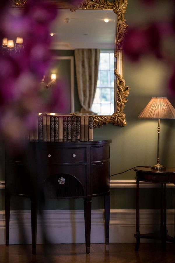 Castlemartyr Resort Hotel Eksteriør bilde A photograph of a room with a green wall